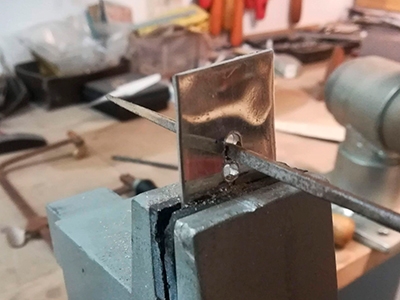 Step 24 Hullet i tinpladen tilpasses så det passer til anglen