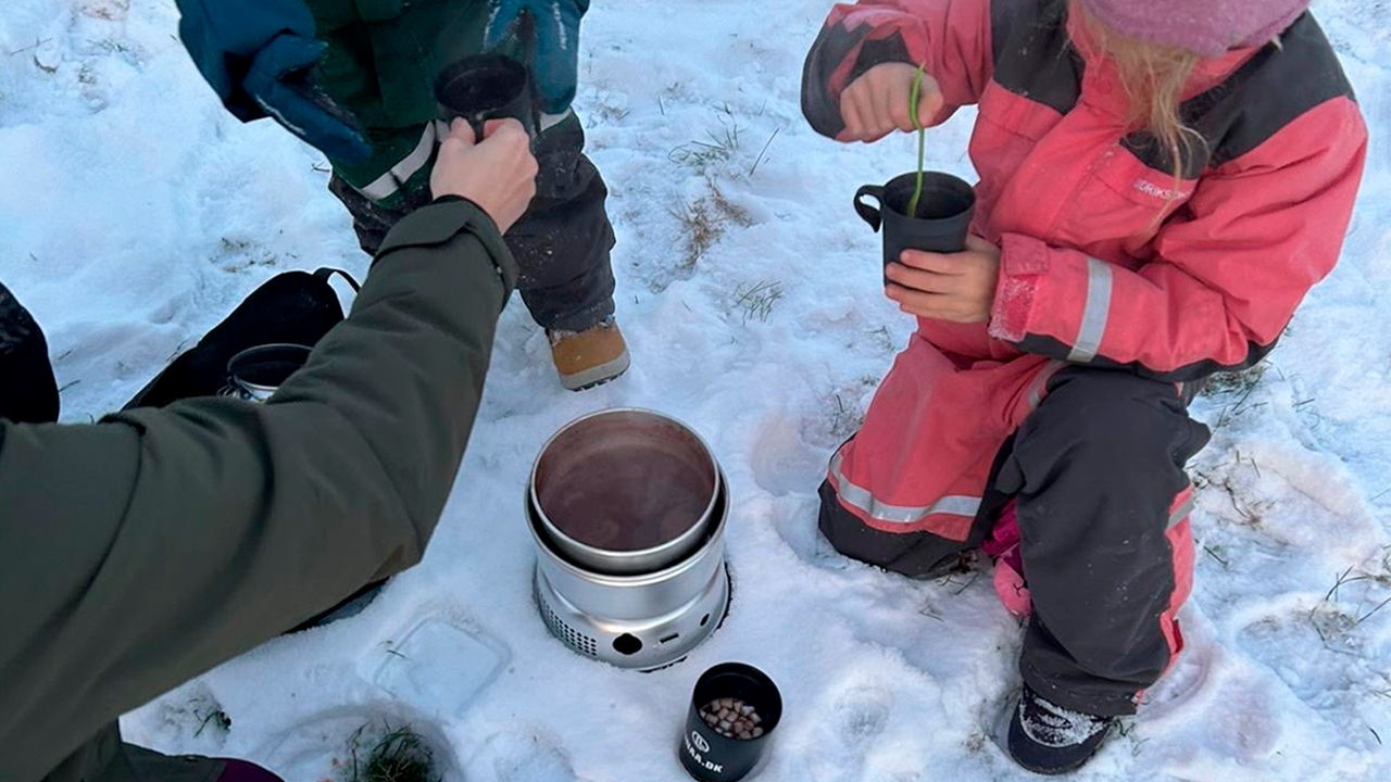 Trangia kakao hygge med børn ude i naturen om vinteren