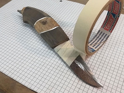 Step 39 Pak klingen ind i malertape for at beskytte den