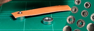 Sådan samler du en trykknap i læder og tekstil | Diy-Guide