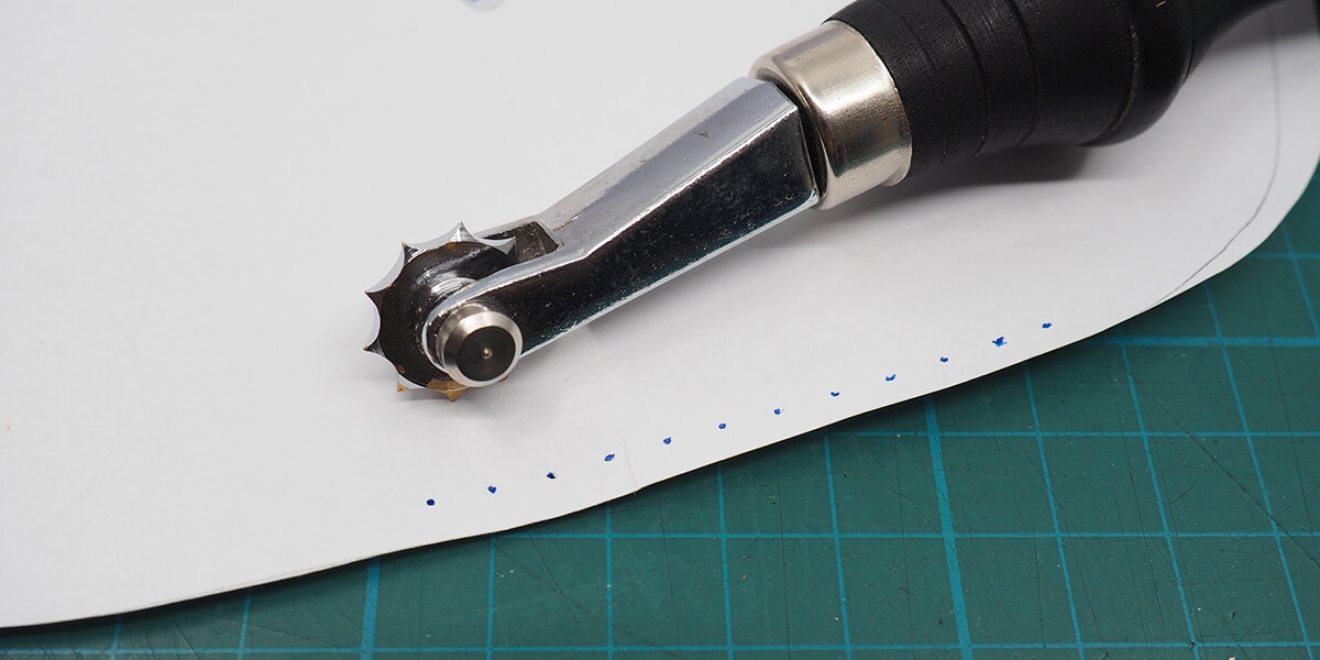 Makering af syhuller på papir med markeringshjul-værktøjet