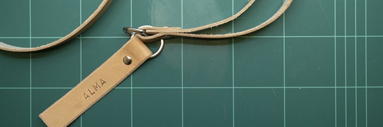 klippe Rindende Dele Lækker læder-keyhanger med navn | GRATIS DIY-guide